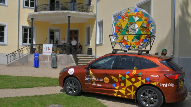 Dziesmu un deju svētku vēstneši Krustpils pils dārzā