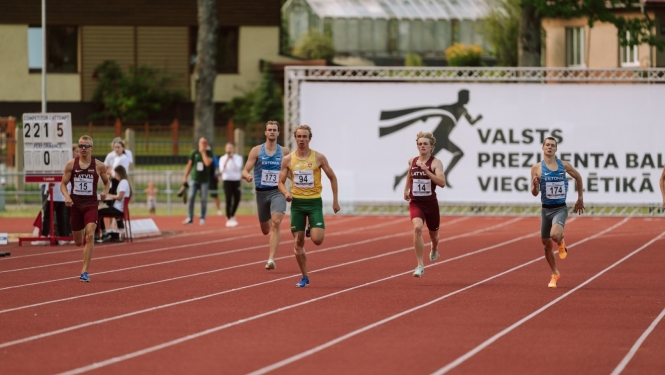 Emīls Lamba pirmais attēlā no kreisās puses