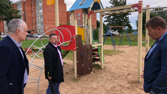 Domes vadība ar speciālistiem apseko Celtnieku ielas rotaļlaukumu