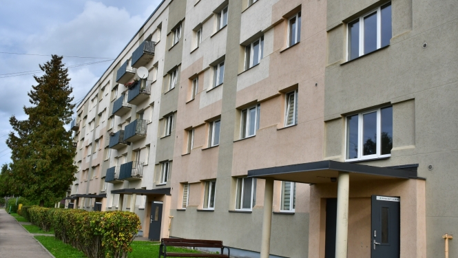 Daudzdzīvokļu ēka