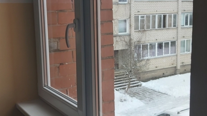 Draudzības alejas 19 mājas logs