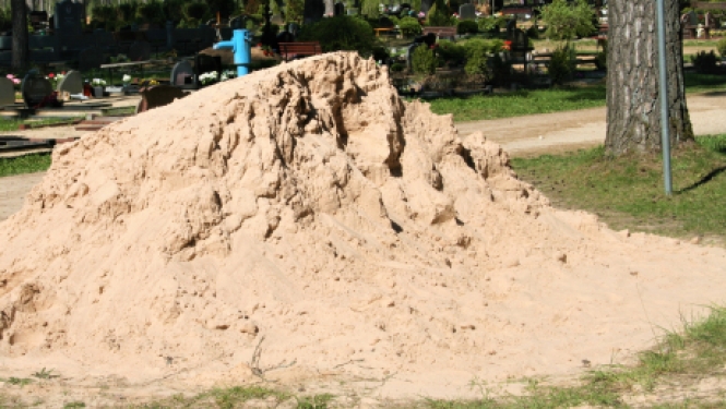 Jēkabpils pilsētas kapos tiks piegādāti 150 kubikmetri smilts kapavietu sakopšanai