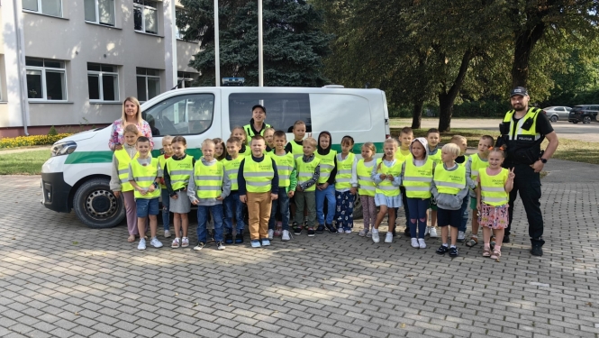 Pirmklasnieki ar pašvaldības uzdāvinātajām atstarojošajām vestēm