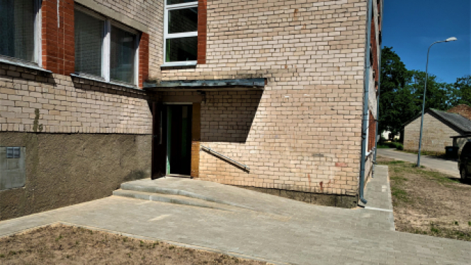 Veikti daudzdzīvokļu mājas ieejas zonas remontdarbi Meža ielā 10.