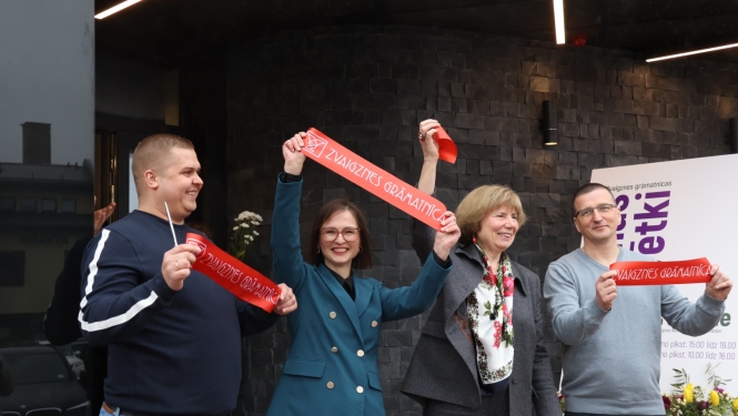 Atjaunotās grāmatnīcas atklāšana - lentes griešana 