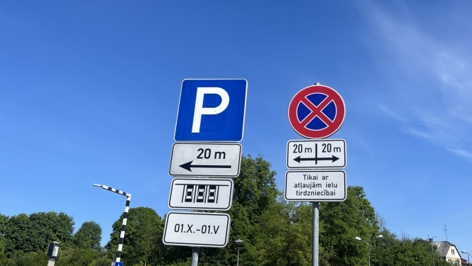 Ceļa zīmes stāvlaukumā Rīgas ielā 