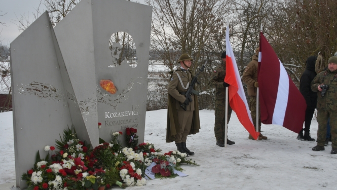 Atklāj pieminekli Itai Kozekevičai