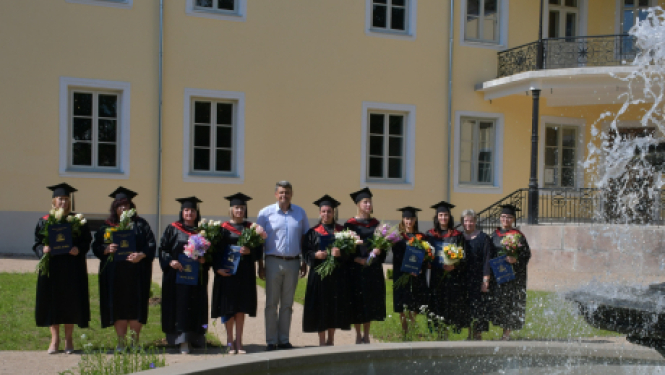 Pasniedz diplomus Baltijas Starptautiskās akadēmijas Jēkabpils filiāles absolventiem