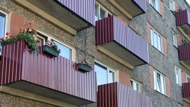Daudzdzīvokļu nama balkoni pēc atjaunošanas