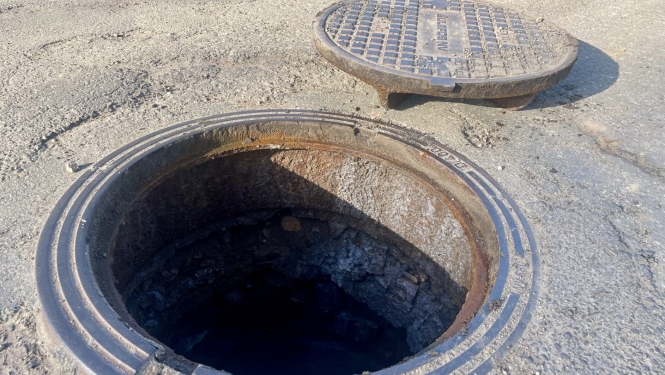 Kanalizācijas aka ar vāku