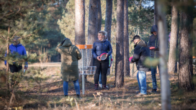 Jēkabpils Mežaparkā atvērts disku golfa parks “Lūša ķepa”