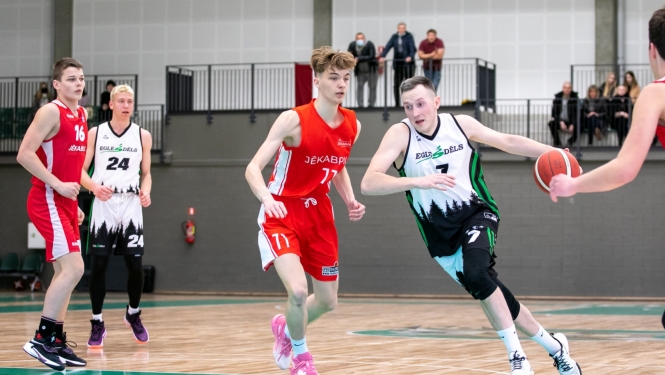 basketbolisti skraida pa laukumu