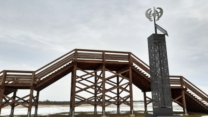 Tornītis priekšplānā Kaldabruņas skatu platformai