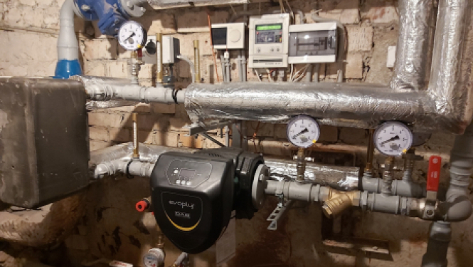 Uzstāda automatizētos siltummezglus un turpina mainīt kanalizāciju