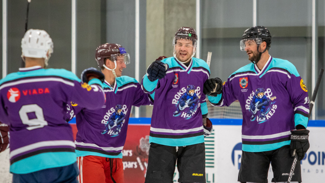 hokejisti formās ar Jēkabpils novada ģerboni