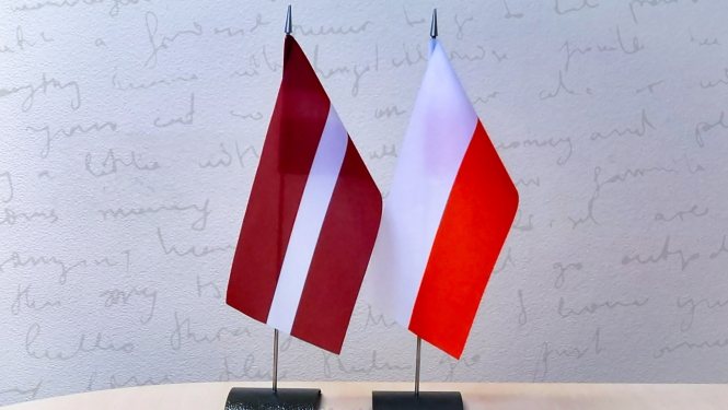 Latvijas un Polijas karogi