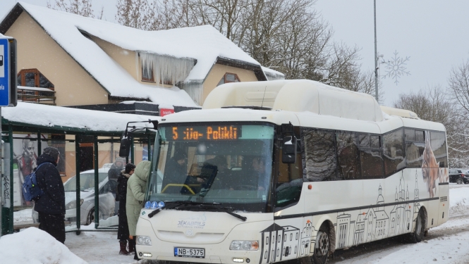 autobuss pieturā