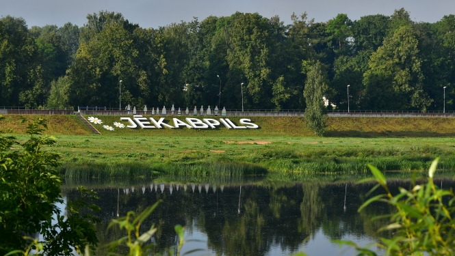 Jēkabpils uzraksts pie Daugavas uz aizsargdambja nogāzes