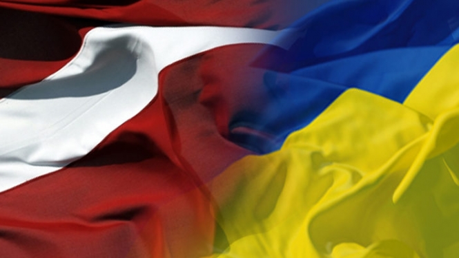 Latvijas un Ukrainas karogs saplūst kopā