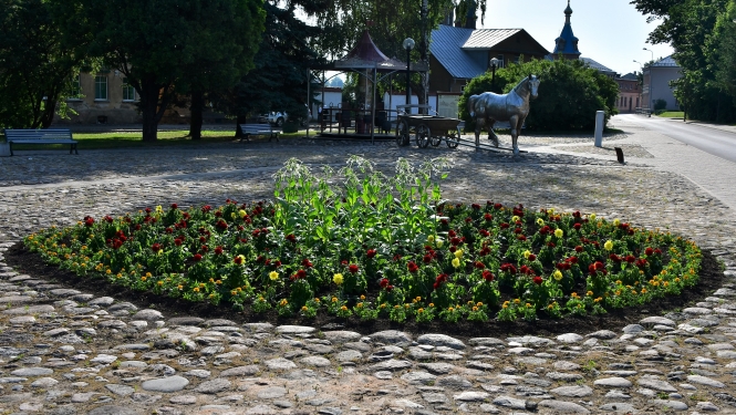 Trešdienas tirgus laukums ar zirga skulptūru