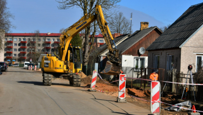 Rūpniecības un Jaunā ielā notiek apgaismes stabu un ietvju izbūve