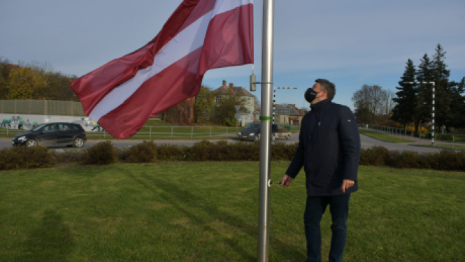 Karogmastā paceļ Latvijas valsts karogu