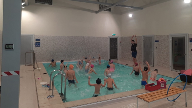 Bērni baseinā apgūst peldēšanas prasmes