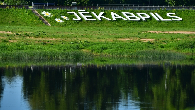 Uzraksts Jēkabpils pie Daugavas