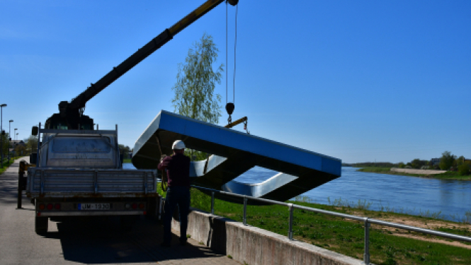 Uz dambja nogāzes veido uzrakstu “JĒKABPILS”