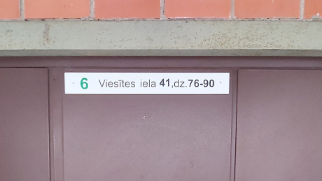 SIA JK Namu pārvalde uzstāda informatīvās plāksnes