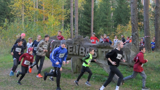 Pusstundas skrējiens