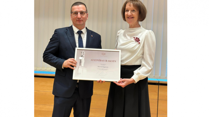 Priekšsēdētājs Raivis Ragainis saņem VARAM atzinības rakstu