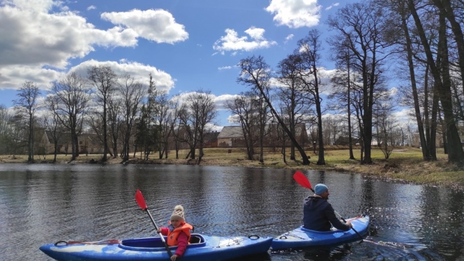 Divi laivotāji ūdenī