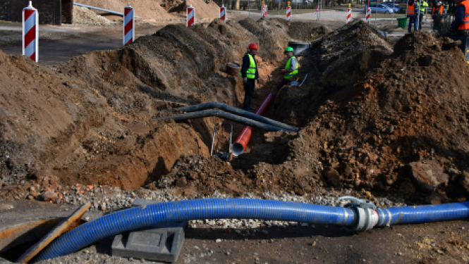 Strādā pie avārijas seku novēršanas Draudzības alejas mikrorajonā 