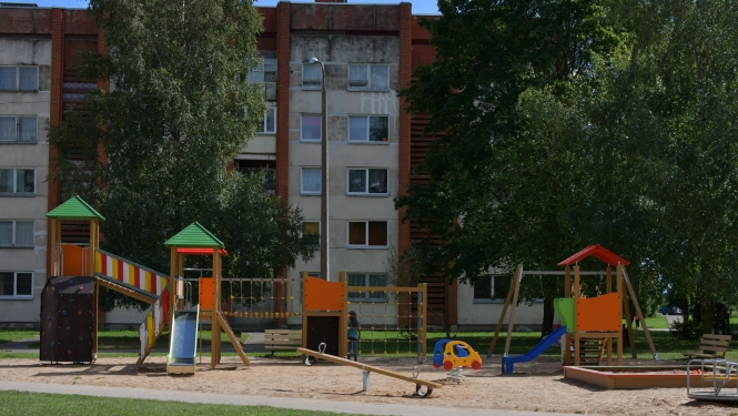 Bērnu rotaļlaukums vienā no Jēkabpils mikrorajoniem