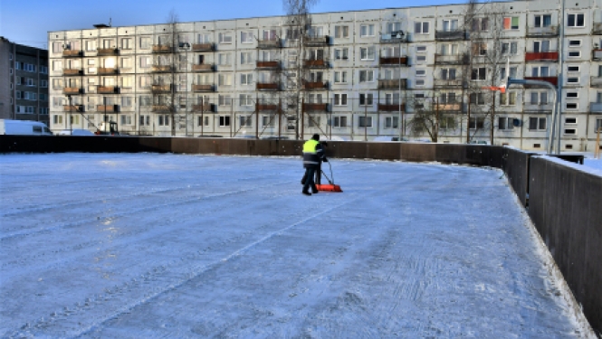 Uzsāk ledus liešanu Pils rajona slidotavā