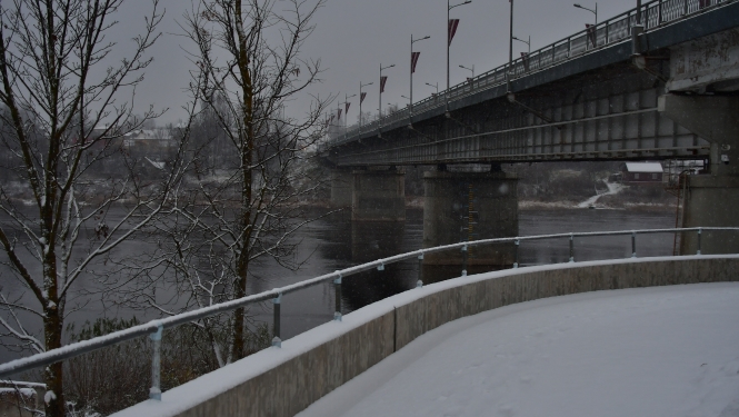 Skats no dambja gājēju celiņa uz Jēkabpils tiltu pār Daugavu