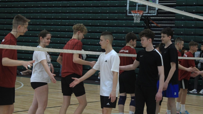 Jaunieši sarokojas pēc sporta spēles