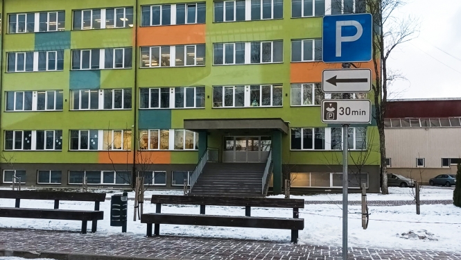 Stāvvietas zīme ar ierobežotu laiku 30 minūtes un fonā 2. vidusskola