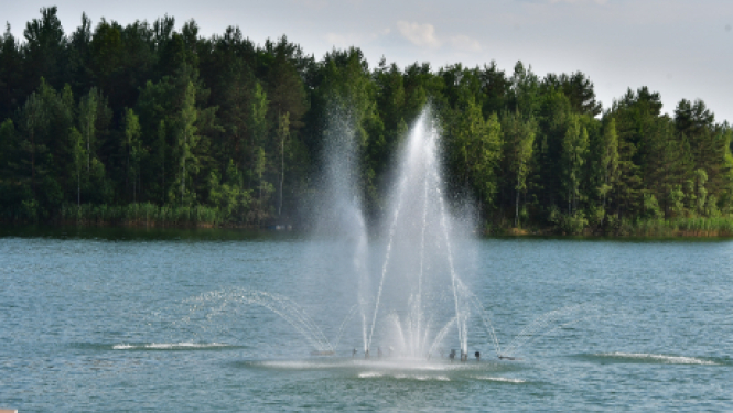 Radžu ūdenskrātuves galvenās peldvietas akvatorijā uzstādīta strūklaka