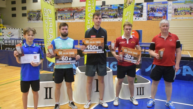 Galda tenisa čempionu kopbilde