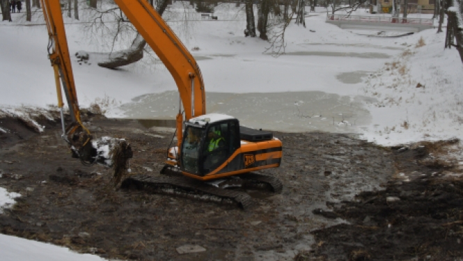 Šodien uzsākta Kena parka dīķa tīrīšana