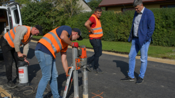 SIA “LV ROADS” veic asfalta urbumus atjaunotajās ielās