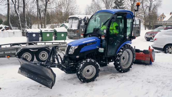 Aknīstes traktors zilā krāsā