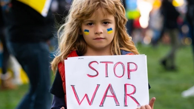 Ukraiņu bērns ar plakātu Nē karam