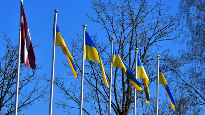 Foto - Ukrainas un Latvijas karogi