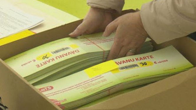 Par dāvanu karšu izsniegšanu skolēniem