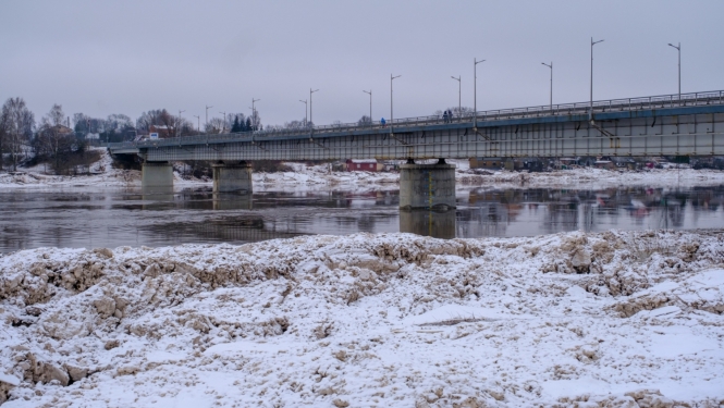 Daugava pie Jēkabpils tilta ziemā, sniega krāvumi krastā