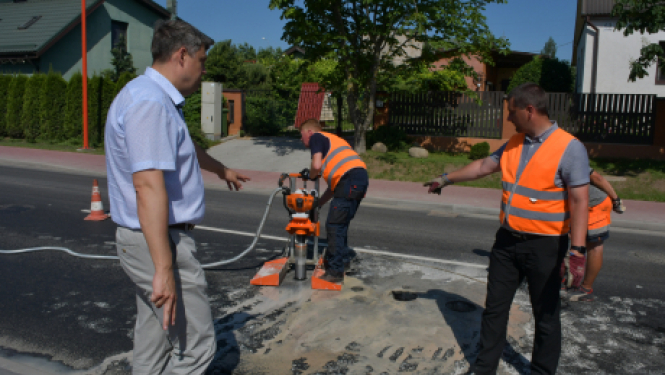 Veic asfaltbetona paraugu urbšanu Zīlānu ielas posmā no Slimnīcas līdz Ķieģeļu ielai