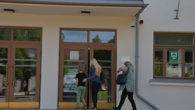 2 vēlētāji iet pie ārdurvīm